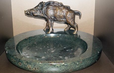 Bronzeschale im Jagdschloss