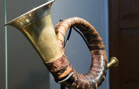 Das „Fürst-Pless-Horn“ – handlich, kreisrund, zweiwindig und robust – fand seit den 1870er-Jahren eine weite Verbreitung. Benannt ist es nach Fürst von Pless, Oberjägermeister des Kaisers. Dieses Exemplar trägt die Herstellersignatur der Breslauer Firma Franz Hirschberg und deren Schutzmarke.