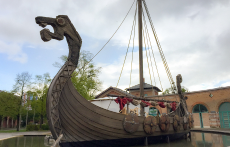 Vor den Eingangstoren des Lokschuppens wird der Besucher, mit großem Aufwand wurde das 17 Meter lange Originalschiff des Kinofilms „Wickie auf großer Fahrt“ vom Walchensee nach Rosenheim, überführt.
