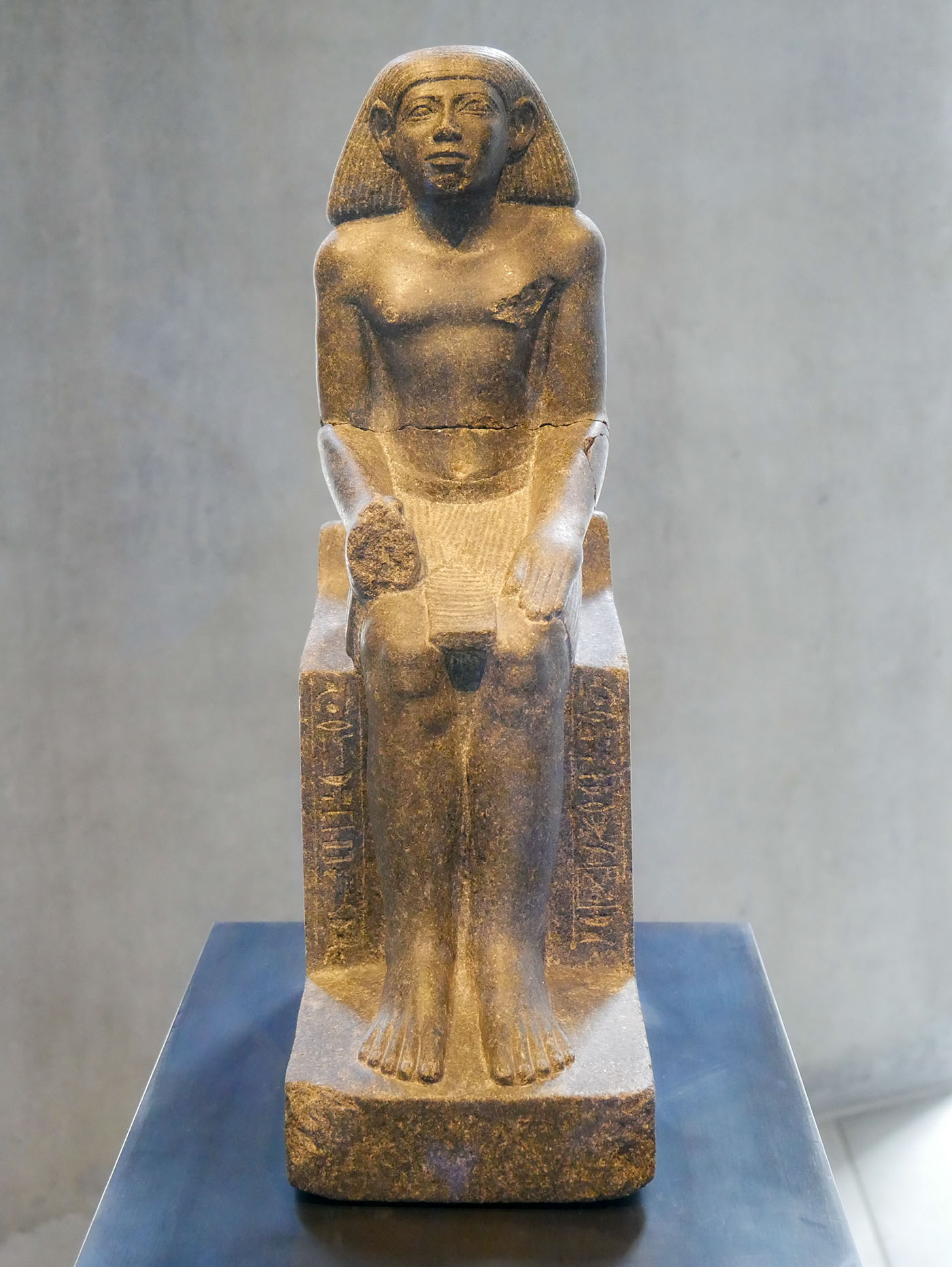 Sitzfigur des Arztes Sescheschen-sa-Hathor, Mittleres Reich, 12. Dynastie, um 1880 v. Chr. Granodiorit | Ezbet Rushdi | ÄS 5361 und ÄS 7212 AS 7212: erworben vom Freundeskreis des Ägyptisches Museum München e.V Sitzfigur des Arztes Sescheschen-sa-Hathor, Mittleres Reich, 12. Dynastie, um 1880 v. Chr. Granodiorit | Ezbet Rushdi | ÄS 5361 und ÄS 7212 AS 7212: erworben vom Freundeskreis des Ägyptisches Museum München e.V