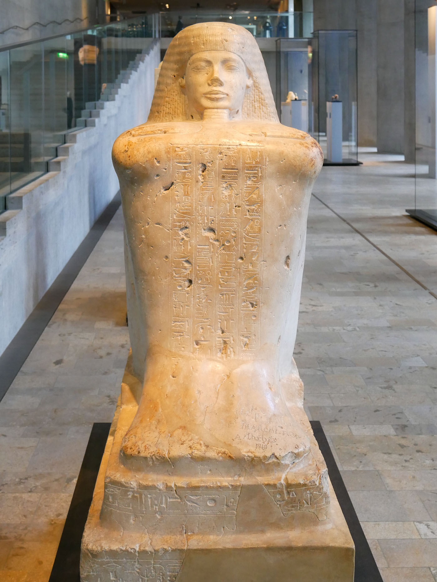 Würfelfigur des Bekenchons, Hohepriester des Amun, Neues Reich, 18. Dynastie, um 1320 v. Chr. wieder verwendet: 19. Dynastie, um 1220 v. Chr. Kalkstein / Theben, Karnak | Gl.WAF 38 Würfelfigur des Bekenchons, Hohepriester des Amun, Neues Reich, 18. Dynastie, um 1320 v. Chr. wieder verwendet: 19. Dynastie, um 1220 v. Chr. Kalkstein / Theben, Karnak | Gl.WAF 38