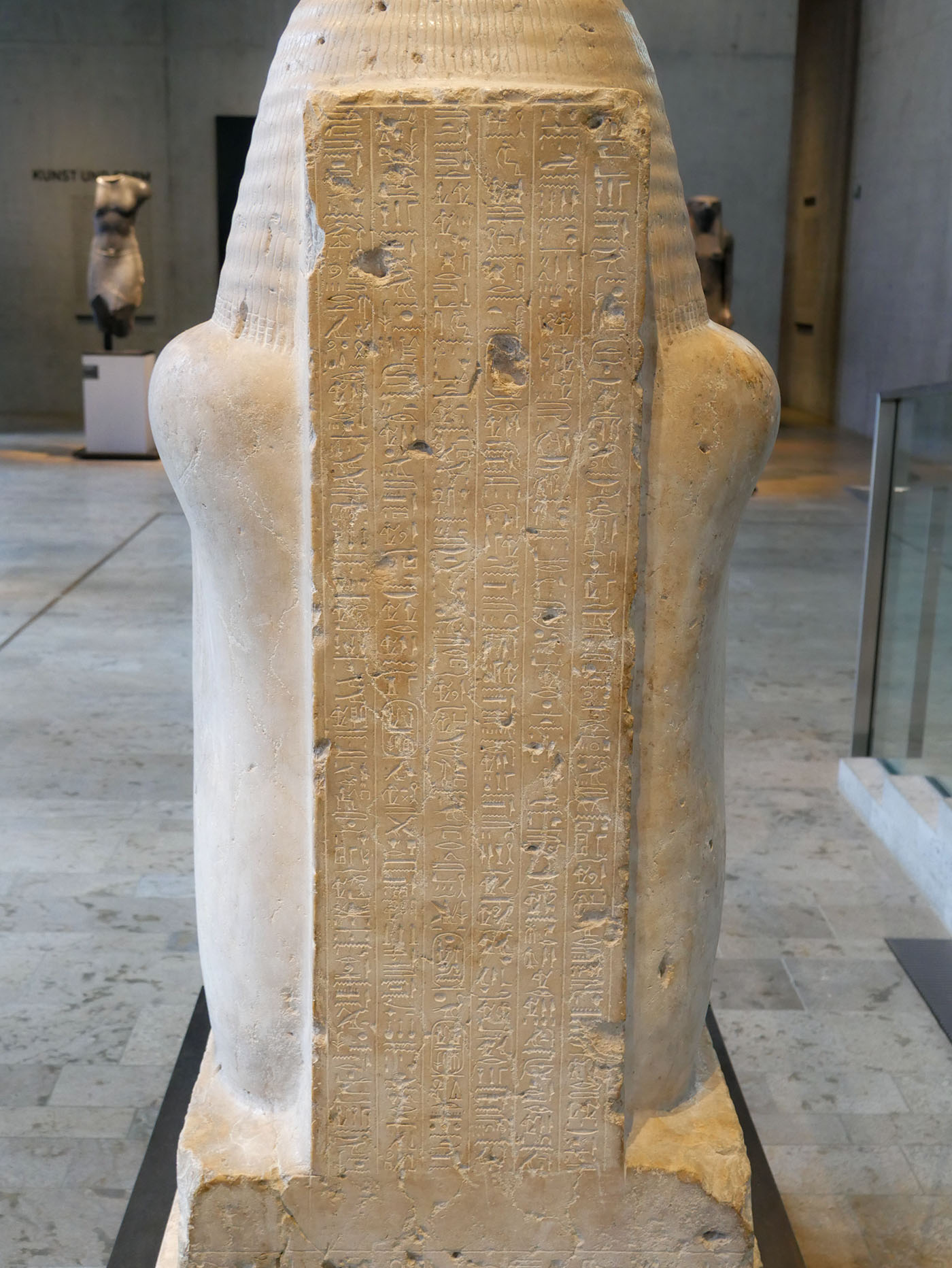 Würfelfigur des Bekenchons, Hohepriester des Amun, Neues Reich, 18. Dynastie, um 1320 v. Chr. wieder verwendet: 19. Dynastie, um 1220 v. Chr. Kalkstein / Theben, Karnak | Gl.WAF 38 Würfelfigur des Bekenchons, Hohepriester des Amun, Neues Reich, 18. Dynastie, um 1320 v. Chr. wieder verwendet: 19. Dynastie, um 1220 v. Chr. Kalkstein / Theben, Karnak | Gl.WAF 38