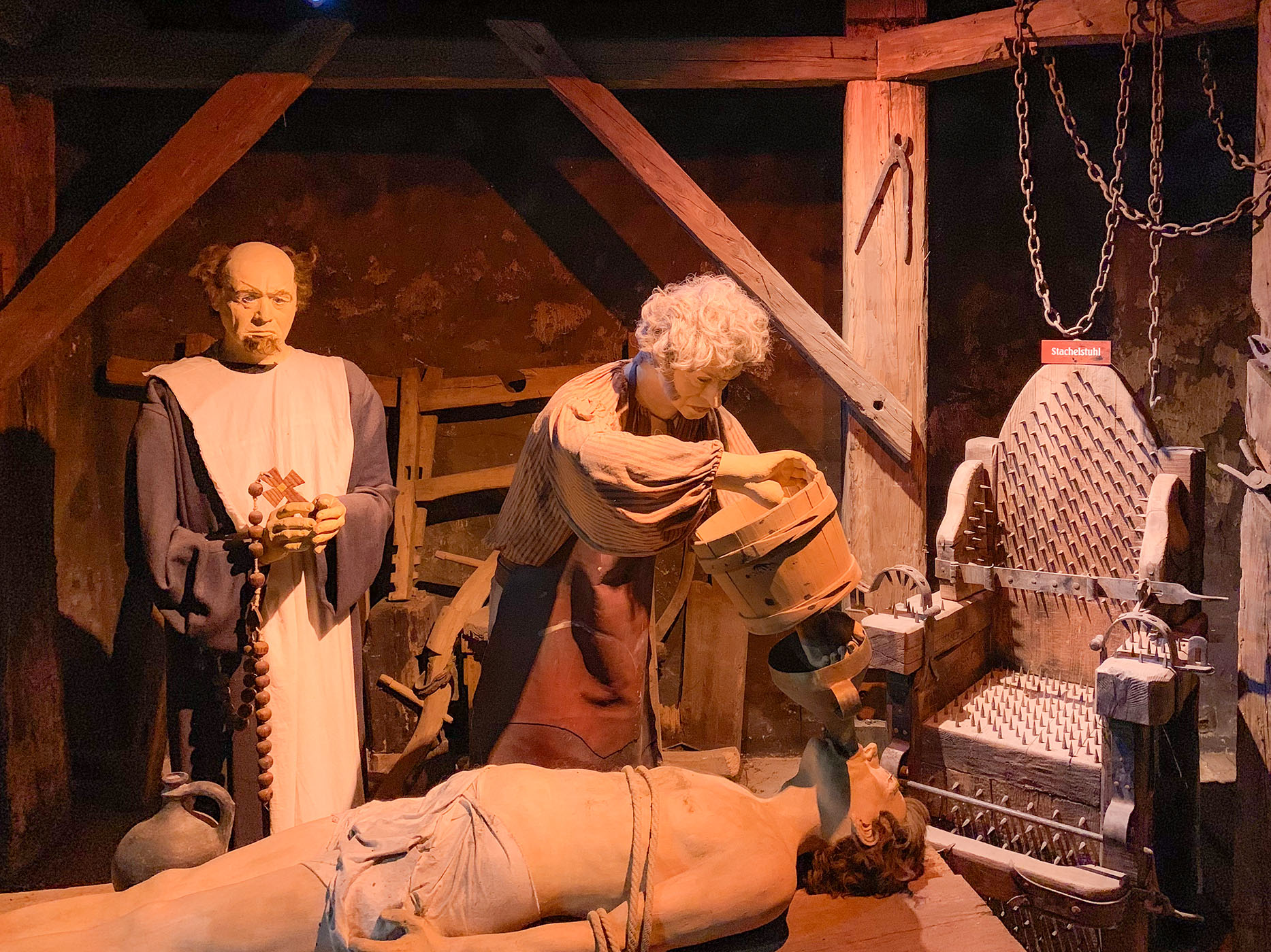 Wasserfolter und Stachelstuhl