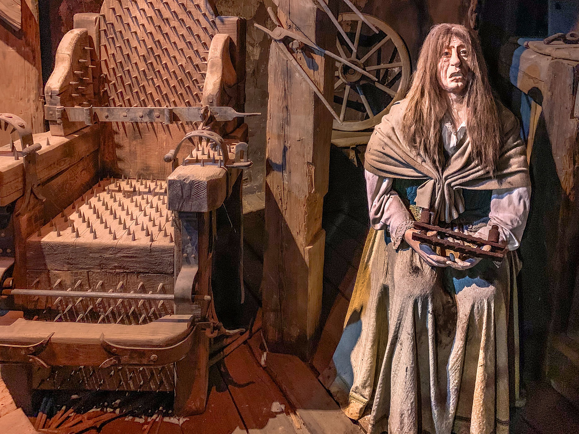 Daumenschraube und Stachelstuhl