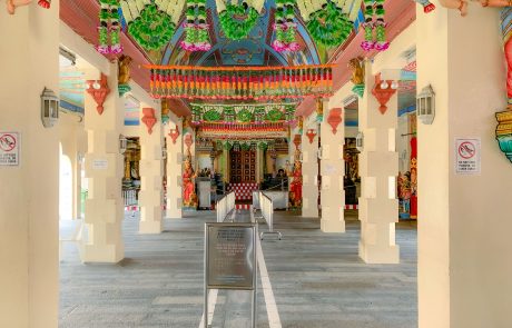 Das Mandapam oder Haupthalle verfügt über quadratische Säulen und ein längliches Kirchenschiff, das mit komplizierten Deckenmalereien geschmückt ist. Einige davon zeigen Mandalas, heilige Symbole, die das Universum und die Erleuchtung darstellen.