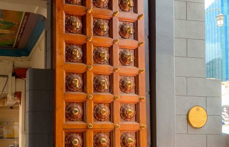 Die Türen sind mit kleinen goldenen Glocken besetzt, die in einem Gitter angeordnet sind; Anhänger sollen sie klingeln, wenn sie sich durch die Türen bewegen. |