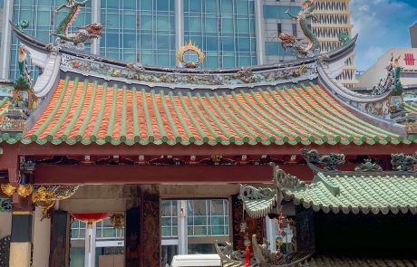 Thian Hock Keng Tempel verzierte Dachfirste und Drachen auf dem Dach von Thian Hock Keng