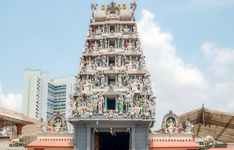Das heutige fünfstufige Gopuram zeigt Skulpturen hinduistischer Gottheiten, andere Figuren und Zierdekorationen.